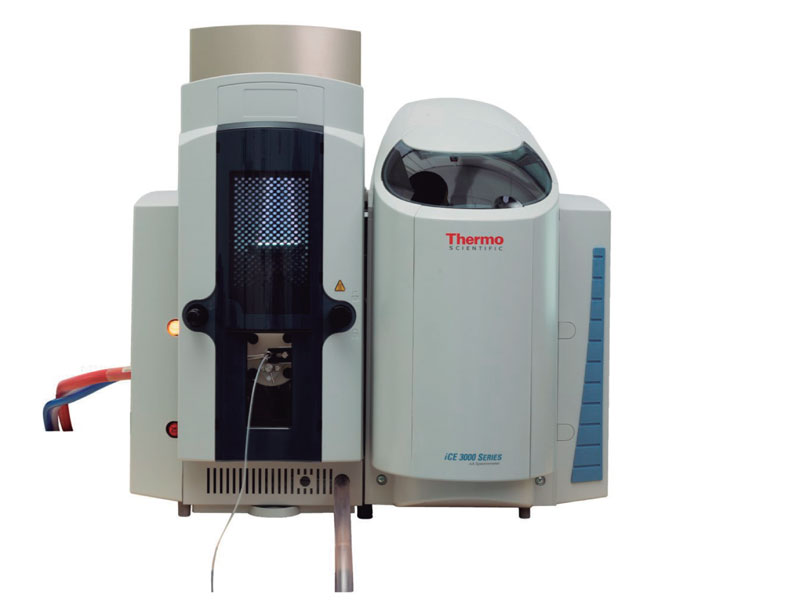 Figura 4: Espectrómetro AA iCE3300 Thermo Scientific capilar inyección desagote entrada gases
