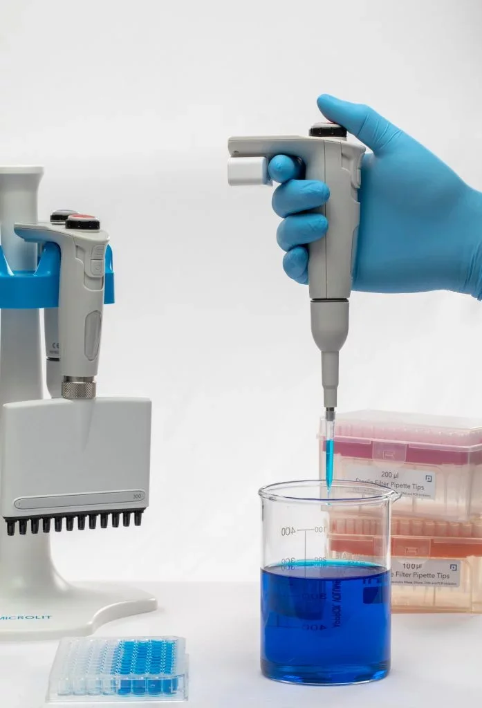 Comparación lado a lado de ergonomía y características entre micropipetas manuales y electrónicas