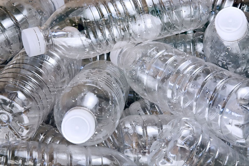 Análisis LC-HRMS de compuestos migrantes en agua almacenada en botellas plásticas reutilizables