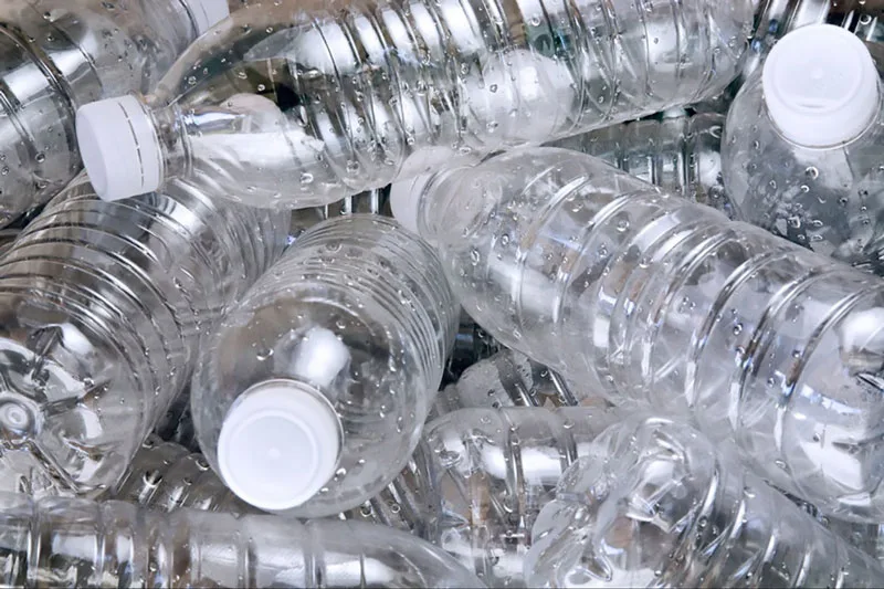 Análisis LC-HRMS de compuestos migrantes en agua almacenada en botellas plásticas reutilizables
