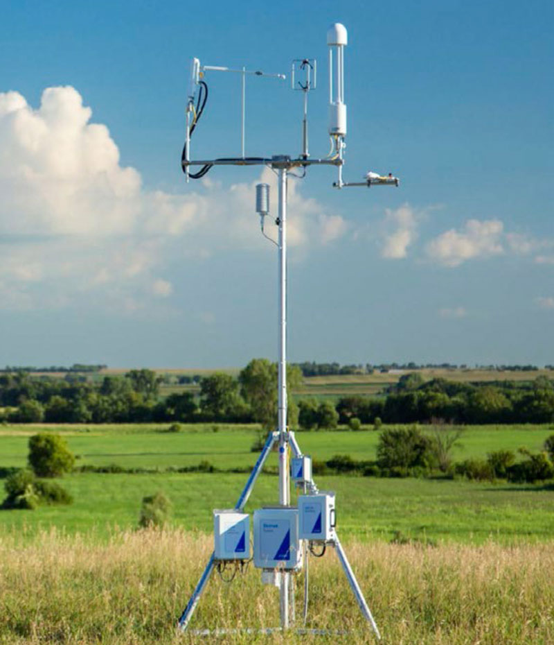 Investigadores de INTA en estación experimental de Balcarce con torre de Eddy Covariance LI-COR