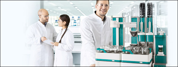 Plataforma analítica Metrohm OMNIS completa con módulos de titulación y robot de muestras