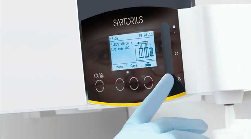 Sistema de purificación de agua de laboratorio Sartorius Arium en mesada