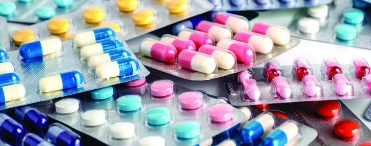 Cápsulas y comprimidos de colores en blísteres