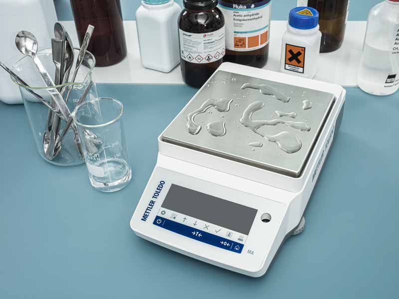 Balanza analítica METTLER TOLEDO en mesada de laboratorio