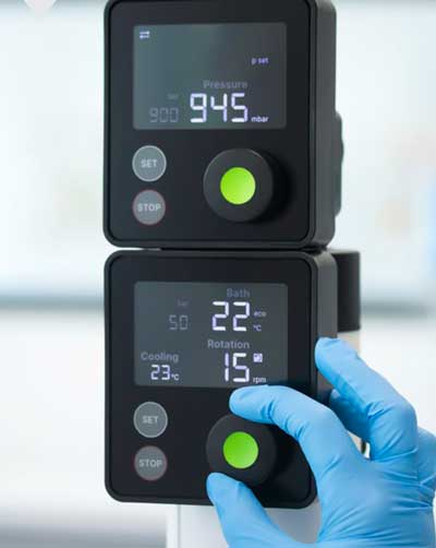 Interfaz de usuario giratoria del Rotavapor BÜCHI R-80 con control de parámetros de destilación
