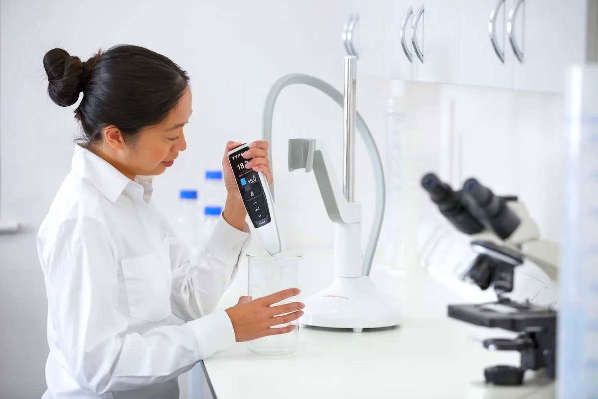 Sistema de purificación de agua pura para limpieza de maquinaria y análisis fisicoquímico en laboratorio