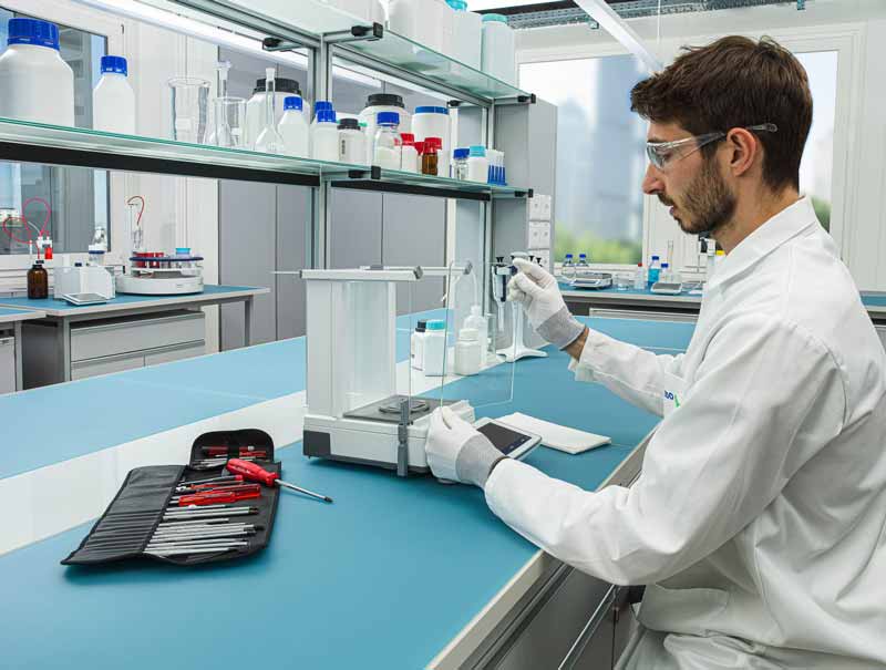 Técnico calibrando balanza METTLER TOLEDO en laboratorio