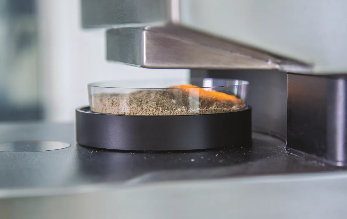 Video tutorial sobre funcionamiento de espectrofotómetro NIR y proceso de calibración por quimiometría