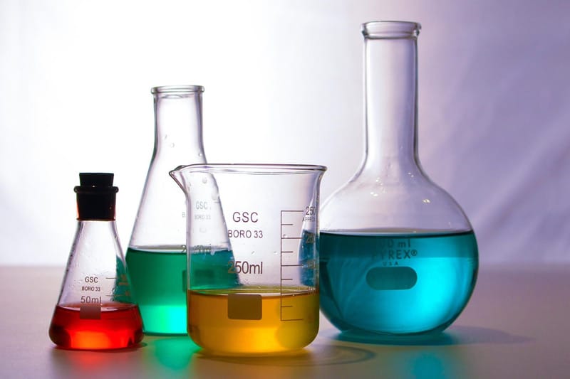 Material de vidrio PYREX en lavado con cepillo y detergente en pileta de laboratorio