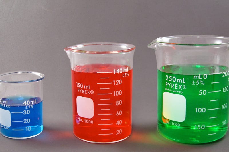 Enjuague de pipetas y buretas PYREX con agua destilada en laboratorio