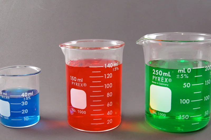 Enjuague de pipetas y buretas PYREX con agua destilada en laboratorio