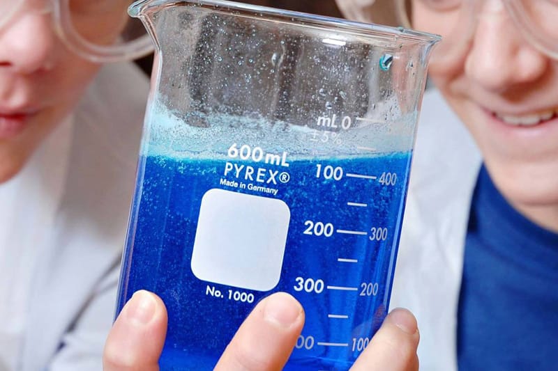 Buretas PYREX limpias y almacenadas en posición vertical con tapón en laboratorio