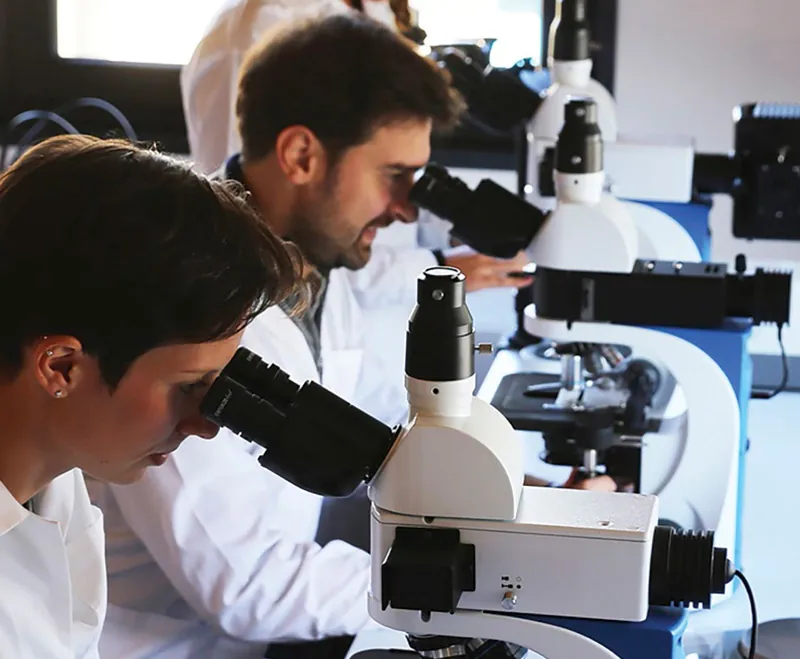 Computadora portátil de laboratorio con objetivos de inmersión duales para enseñanza en aceite y agua.