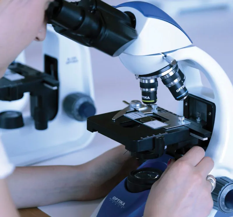 Equipo óptico de laboratorio OPTIKA enfocado en rendimiento y confiabilidad para técnicas de observación.