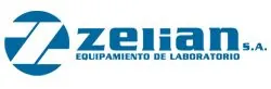 Técnico de Zelian SA realizando mantenimiento preventivo en equipos OPTIKA con garantía de 10 años.