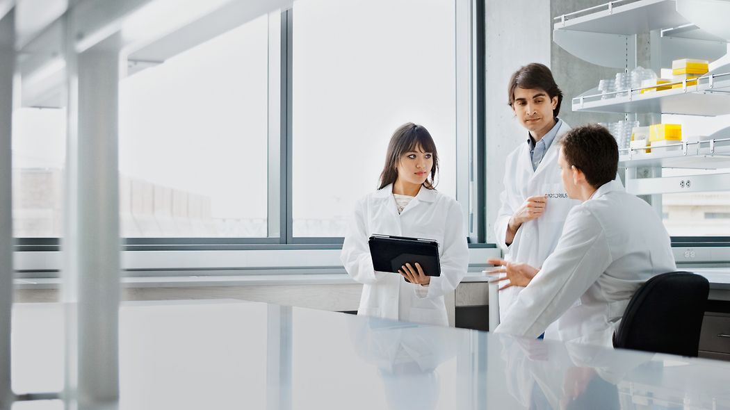 Científicos equipando un laboratorio nuevo con instrumentos Sartorius