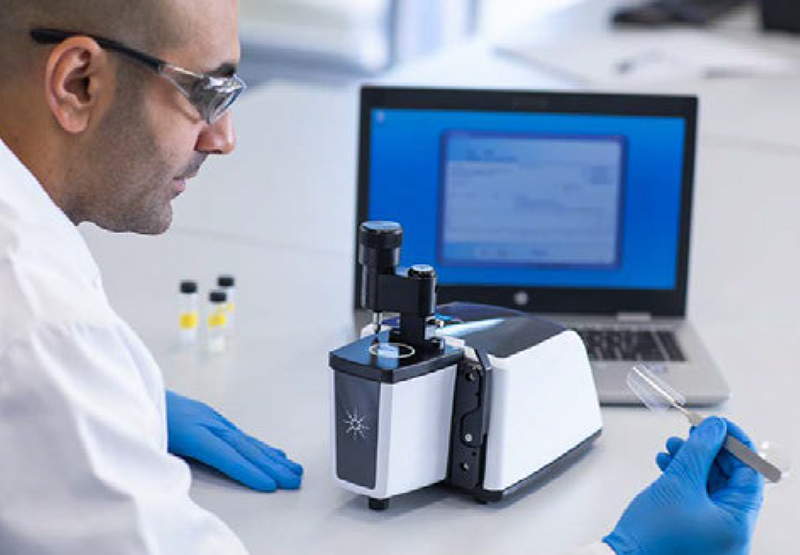 Espectrómetro FTIR Agilent Cary 630 con módulo ATR de diamante para confirmación de microplásticos