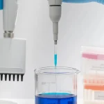 Micropipetas manuales vs. electrónicas: ¿Cuál es la mejor opción para su laboratorio?