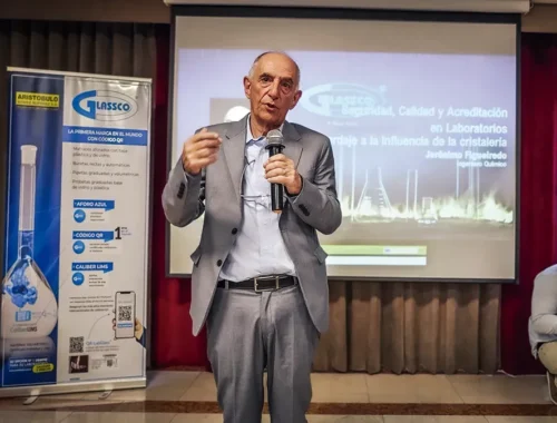 Glassco y Aristóbulo Gómez Rupérez realizaron una conferencia sobre el uso correcto del material volumétrico