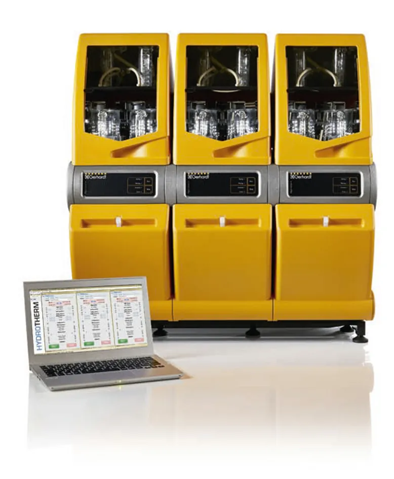 Sistema HYDROTHERM de C. Gerhardt (3 unidades) junto a la laptop con el software de control