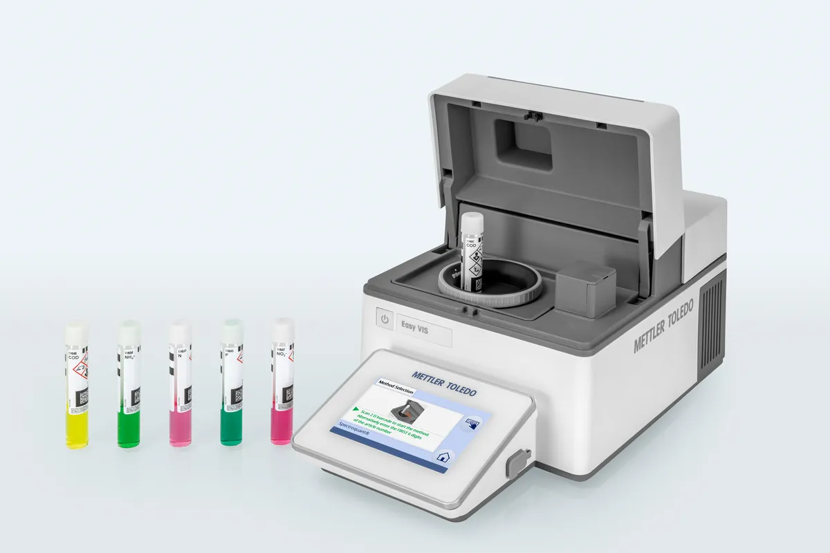 Espectrofotómetro Easy VIS de METTLER TOLEDO con tapa SmartLid™ abierta y kits Spectroquant® para análisis de agua