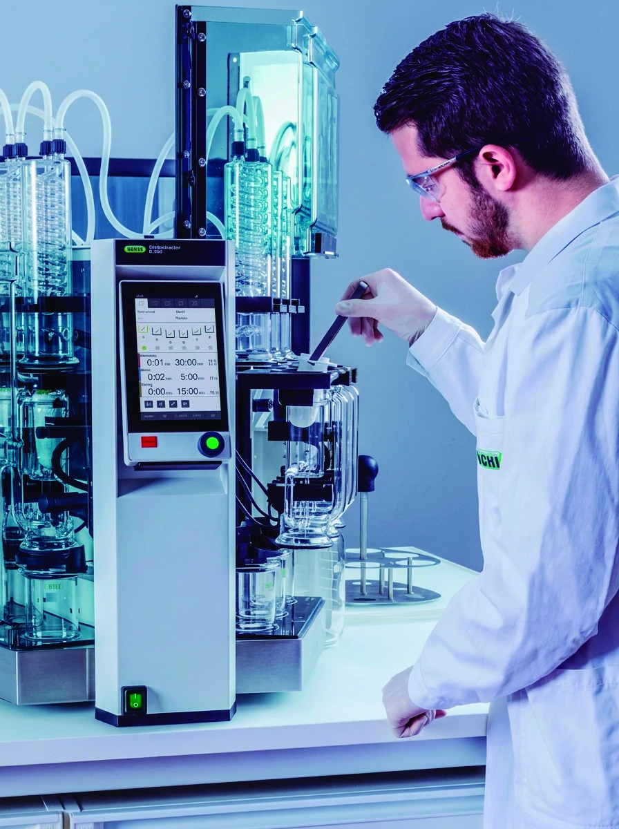 Técnico operando el extractor E-800 de BÜCHI con su pantalla táctil a color de 7 pulgadas
