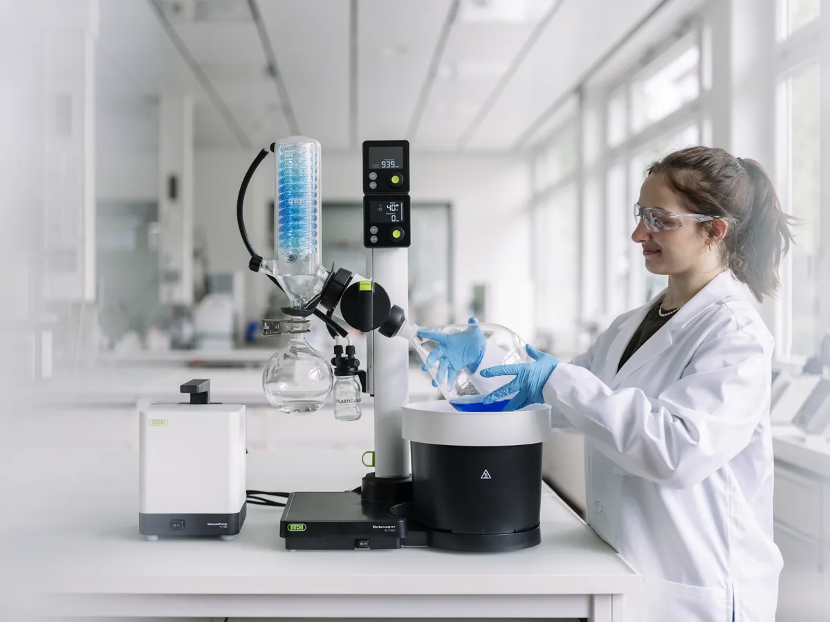 Rotavapor R-180 de BÜCHI sobre mesada de laboratorio, evaporador rotatorio compacto