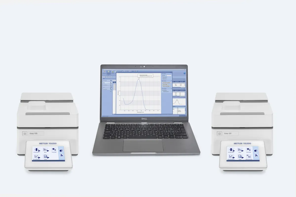 Equipos Easy VIS y Easy UV junto a una laptop con el software EasyDirect™ UV/VIS mostrando un espectro