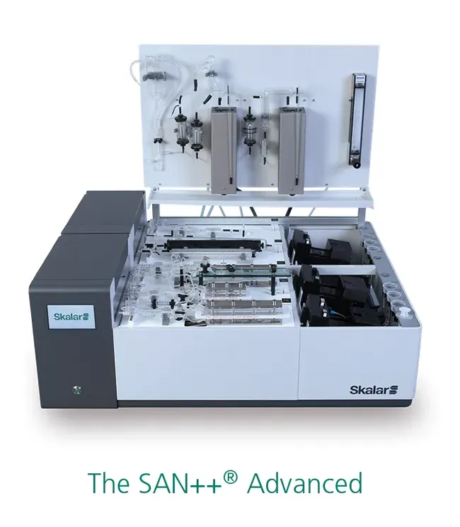 Modelo de la serie SAN++® en un entorno de laboratorio con muestreadores automáticos.