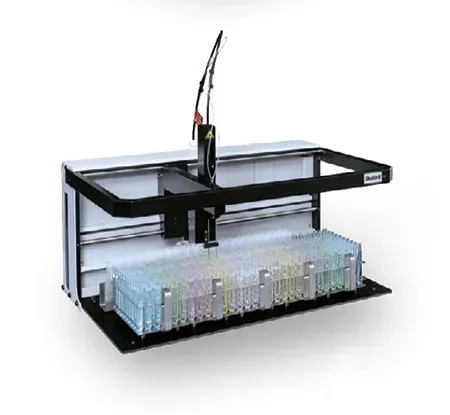 Muestreador con capacidad de 100 posiciones para muestras y patrones de calibración.